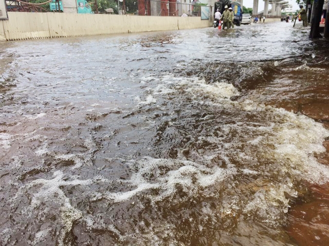 Có chỗ nước ngập sâu đến 1/2 bánh xe.