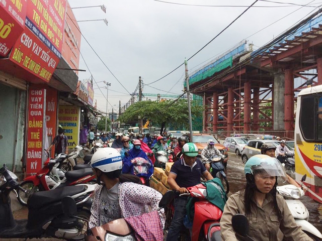 Theo quan sát, đoạn bị ngập trên quốc lộ 32 dài khoảng gần 100m. Dòng xe di chuyển qua đoạn này rất khó khăn.