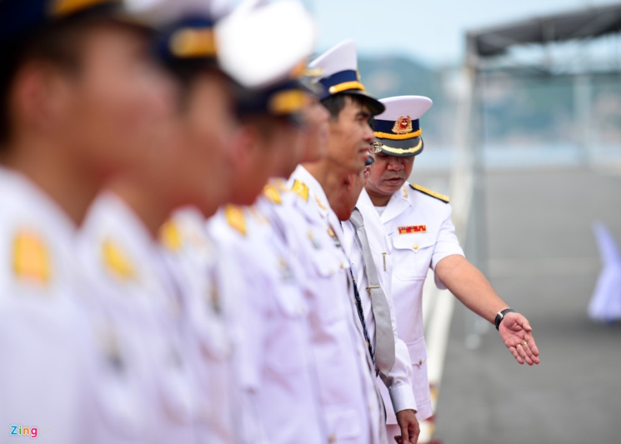 Hai tau quan su My cap cang Cam Ranh hinh anh 4