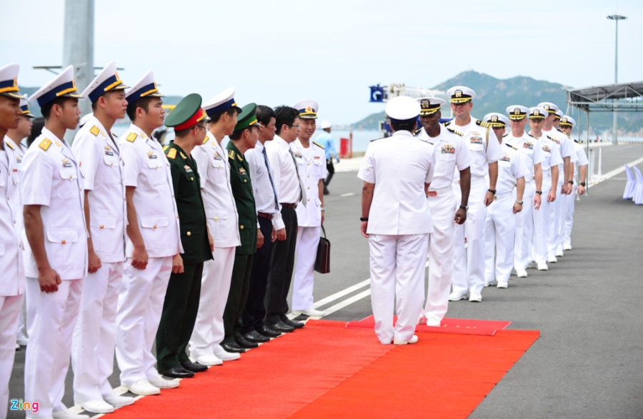 Hai tau quan su My cap cang Cam Ranh hinh anh 6