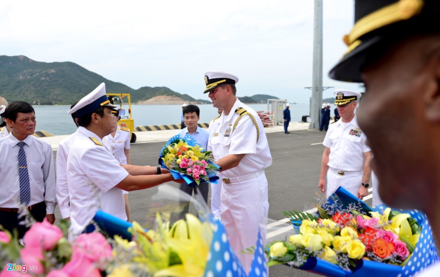Hai tau quan su My cap cang Cam Ranh hinh anh 7
