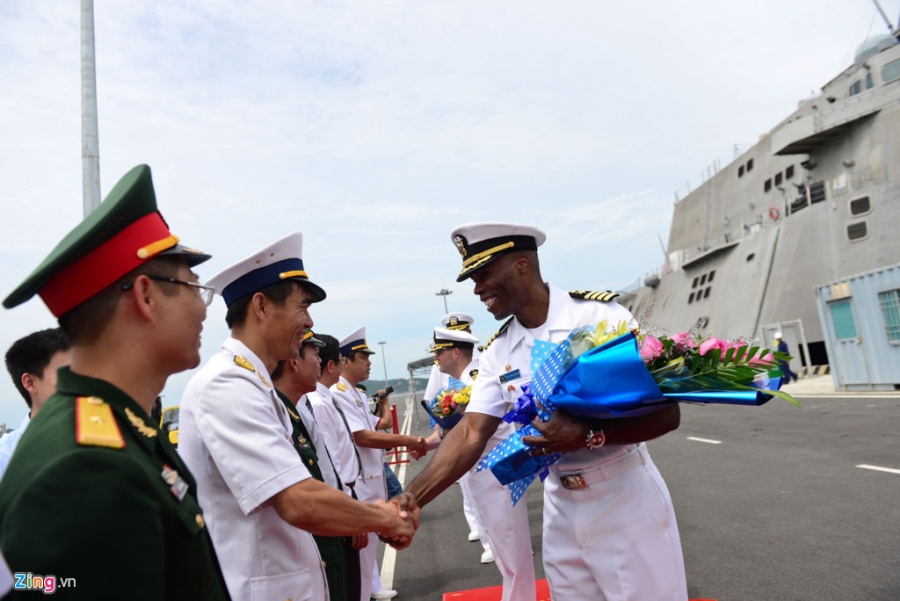 Hai tau quan su My cap cang Cam Ranh hinh anh 8