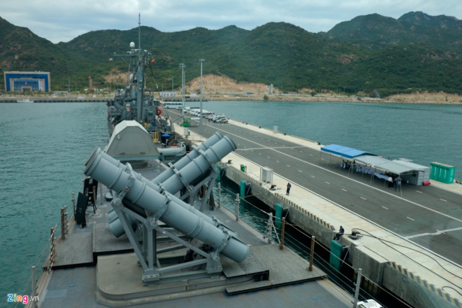 Hai tau quan su My cap cang Cam Ranh hinh anh 14