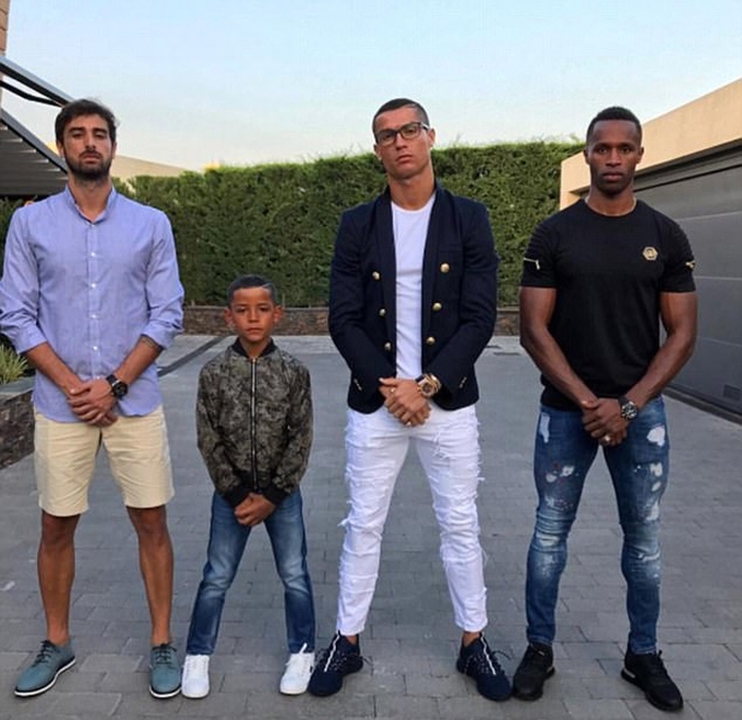 Ronaldo bị chỉ trích phân biệt chủng tộc khi đăng ảnh