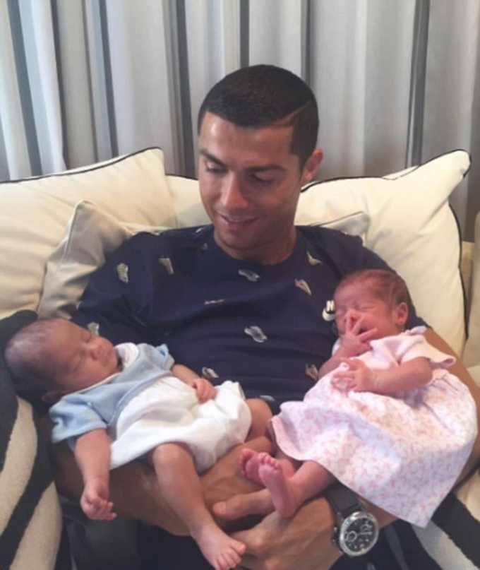 Ronaldo bị chỉ trích phân biệt chủng tộc khi đăng ảnh