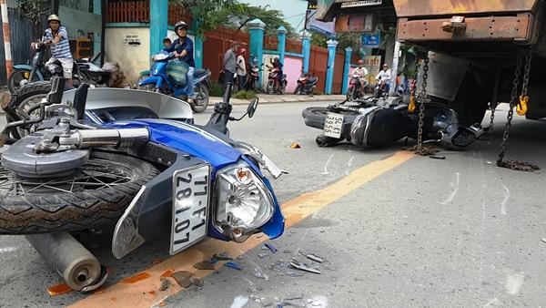 tai nạn, tông xe liên hoàn, Sài Gòn, xe tải cẩu