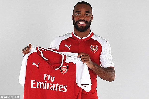 Lacazette chính thức gia nhập Arsenal