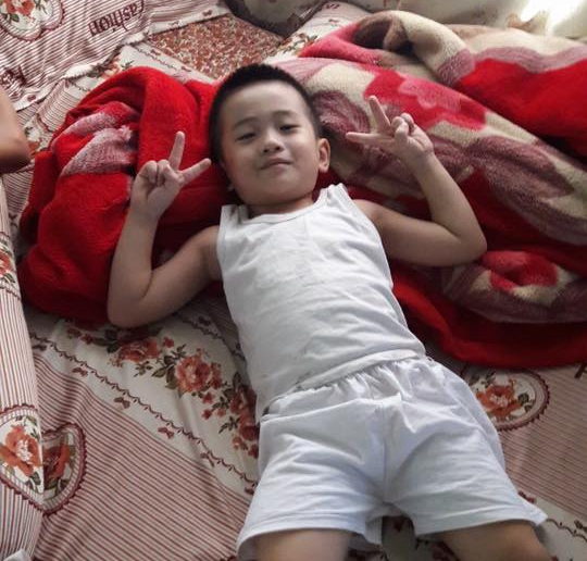Dân mạng sôi sục với hình ảnh em bé khóc trên đường nghi là bé trai mất tích cách đây 2 ngày - Ảnh 2.