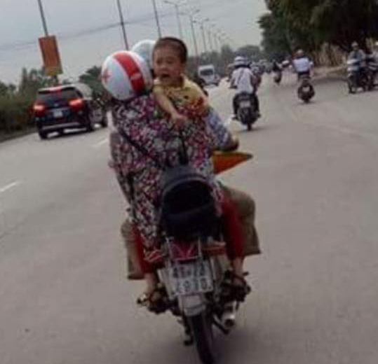 Dân mạng sôi sục với hình ảnh em bé khóc trên đường nghi là bé trai mất tích cách đây 2 ngày - Ảnh 3.