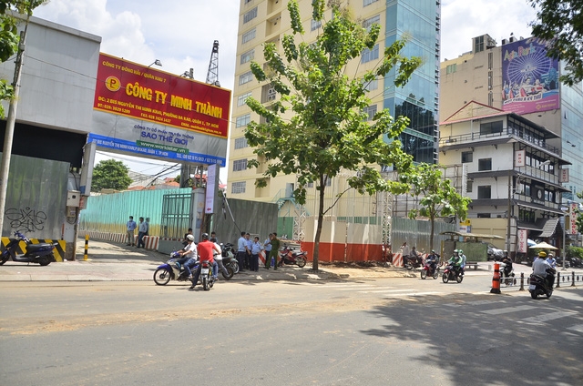 Bùn đất rơi vãi trên vỉa hè và lòng đường trước công trình xây dựng