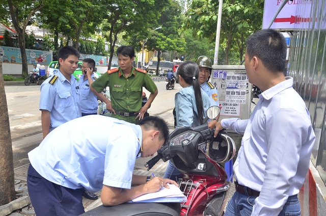  Các đơn vị liên quan lập biên bản đối với chủ đầu tư và đơn vị thi công để xảy ra sự cố rơi vãi bùn đất. 