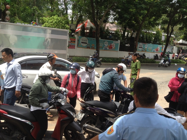  Người dân té ngã do cán lên bùn đất trơn trượt. 