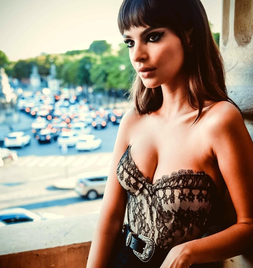 nguoi-mau-emily-ratajkowski-kho-so-vi-nguc-qua-to