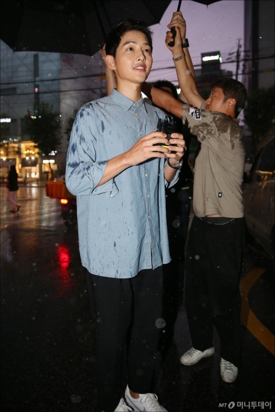 NÓNG: Song Joong Ki đội mưa và cười hạnh phúc xuất hiện sau tin kết hôn với Song Hye Kyo - Ảnh 2.
