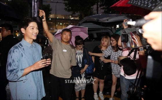 NÓNG: Song Joong Ki đội mưa và cười hạnh phúc xuất hiện sau tin kết hôn với Song Hye Kyo - Ảnh 3.
