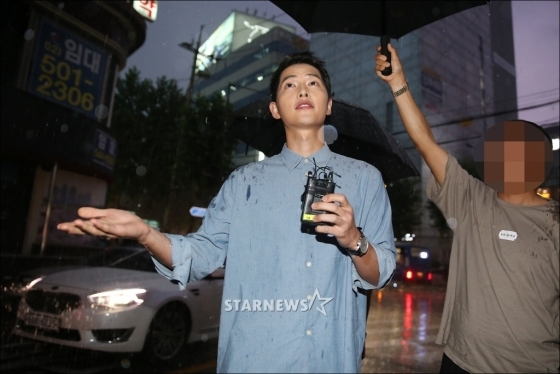 NÓNG: Song Joong Ki đội mưa và cười hạnh phúc xuất hiện sau tin kết hôn với Song Hye Kyo - Ảnh 4.