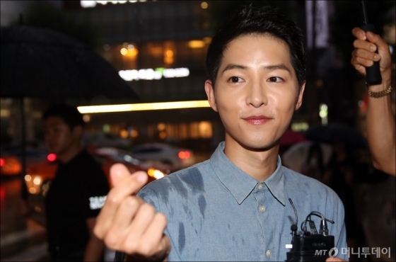 NÓNG: Song Joong Ki đội mưa và cười hạnh phúc xuất hiện sau tin kết hôn với Song Hye Kyo - Ảnh 5.