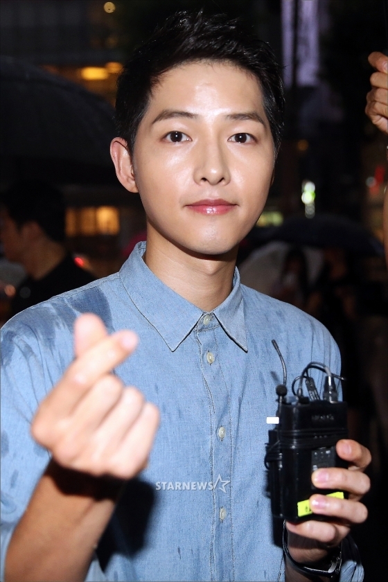 NÓNG: Song Joong Ki đội mưa và cười hạnh phúc xuất hiện sau tin kết hôn với Song Hye Kyo - Ảnh 6.