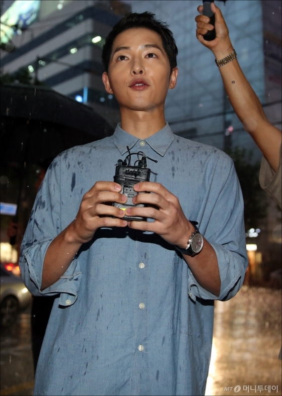 NÓNG: Song Joong Ki đội mưa và cười hạnh phúc xuất hiện sau tin kết hôn với Song Hye Kyo - Ảnh 7.