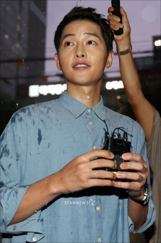 NÓNG: Song Joong Ki đội mưa và cười hạnh phúc xuất hiện sau tin kết hôn với Song Hye Kyo - Ảnh 8.