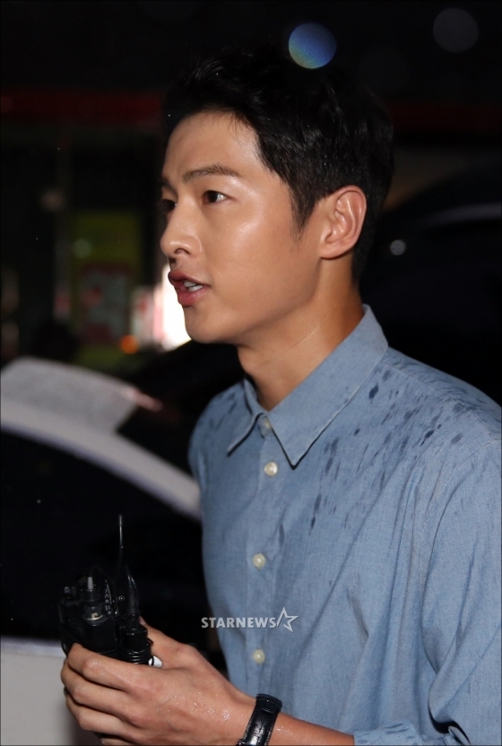 NÓNG: Song Joong Ki đội mưa và cười hạnh phúc xuất hiện sau tin kết hôn với Song Hye Kyo - Ảnh 9.