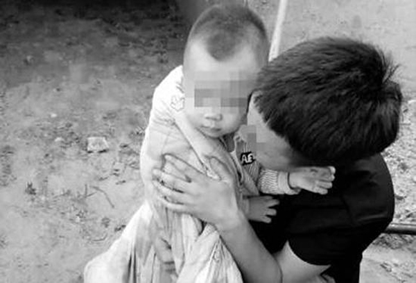 nua dem tinh day, me hoang hon phat hien con trai 5 tuoi nam canh bien mat bi an - 1