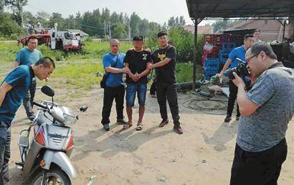 nua dem tinh day, me hoang hon phat hien con trai 5 tuoi nam canh bien mat bi an - 2