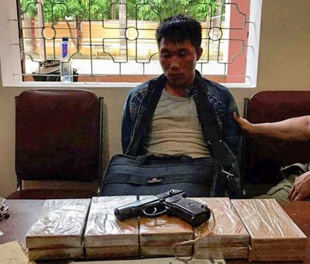 Thanh nien mang sung van chuyen 10 banh heroin qua bien gioi hinh anh 1
