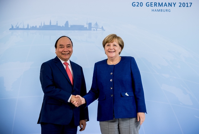  Thủ tướng Đức Angela Merkel đón tiếp Thủ tướng Nguyễn Xuân Phúc bên lề hội nghị thượng đỉnh G20. (Ảnh: Reuters) 