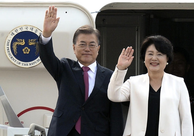  Ngày 5/7, Tổng thống Hàn Quốc Moon Jae-in và Phu nhân đã lên đường sang Đức, bắt đầu chuyến công du 6 ngày để dự hội nghị G20. Đây là sự kiện ngoại giao đa phương quốc tế đầu tiên mà ông Moon Jae-in tham dự kể từ khi nhậm chức. (Ảnh: Chosun Ilbo) 