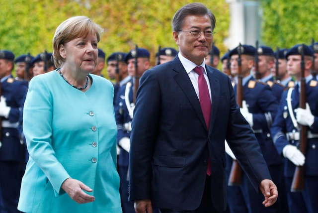  Thủ tướng Đức Angela Merkel tiếp đón Tổng thống Hàn Quốc Moon Jae-in hôm 5/7 (Ảnh: Reuters) 