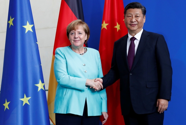  Thủ tướng Đức Angela Merkel bắt tay Chủ tịch Trung Quốc Tập Cận Bình sau cuộc họp báo chung hôm 5/7 tại Berlin. (Ảnh: Reuters) 