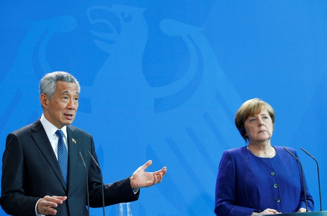  Thủ tướng Merkel trong cuộc họp báo chung với Thủ tướng Singapore Lý Hiển Long. (Ảnh: Reuters) 