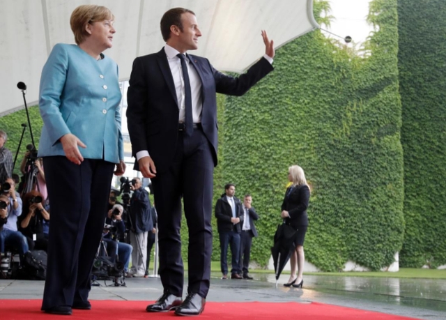  Tổng thống Pháp Emmanuel Macron vẫy chào báo giới khi được tiếp đón tại Đức. (Ảnh: Getty) 