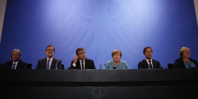  Thủ tướng Đức Merkel, Tổng thống pháp Macron cùng Thủ tướng Italy Paolo Gentiloni, Thủ tướng Tây Ban Nha Mariano Rajoy, Thủ tướng Hà Lan Mark Rutte và Thủ tướng Na Uy Erna Solberg tổ chức họp báo chung trước thềm hội nghị G20. (Ảnh: Getty) 
