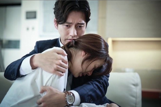 Chú rể “chết điếng” với hành động ngoài sức tưởng tượng của cô dâu trong tiệc cưới - Ảnh 1.