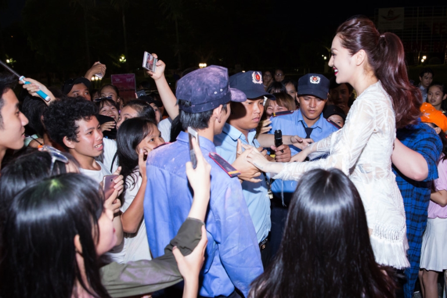 Khan gia nam bat ngo lao len san khau om cham Bao Anh hinh anh 6