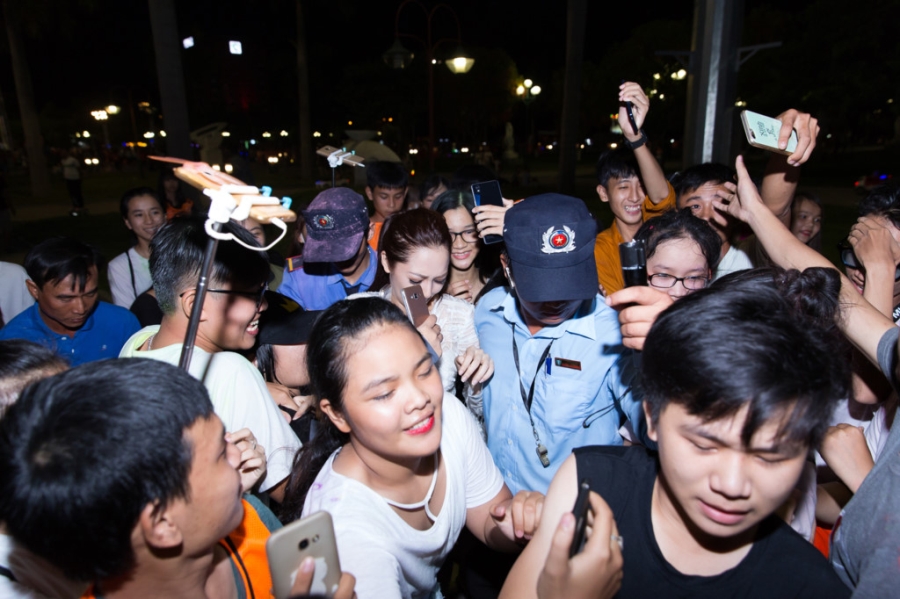 Khan gia nam bat ngo lao len san khau om cham Bao Anh hinh anh 7