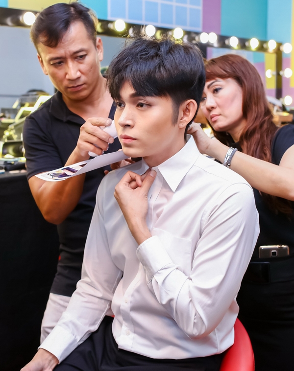 khan-gia-vo-tay-ran-ran-khi-nghe-hoai-linh-hat-rieng-mot-goc-troi-5