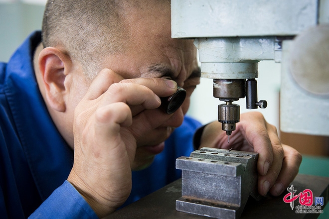 Người lắp mắt cho tên lửa Trung Quốc - Ảnh 1.