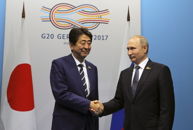  Thủ tướng Nhật Bản Shinzo Abe (trái) và Tổng thống Nga Vladimir Putin (Ảnh: Reuters) 
