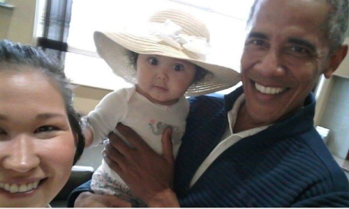 obama-gay-sot-khi-chup-anh-be-em-be