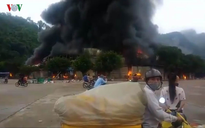 hien truong vu chay lon o cua khau tan thanh, lang son hinh 4