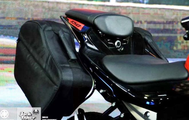 Suzuki GSX-S150 ban duong truong gia gan 1.900 USD o Indonesia hinh anh 4