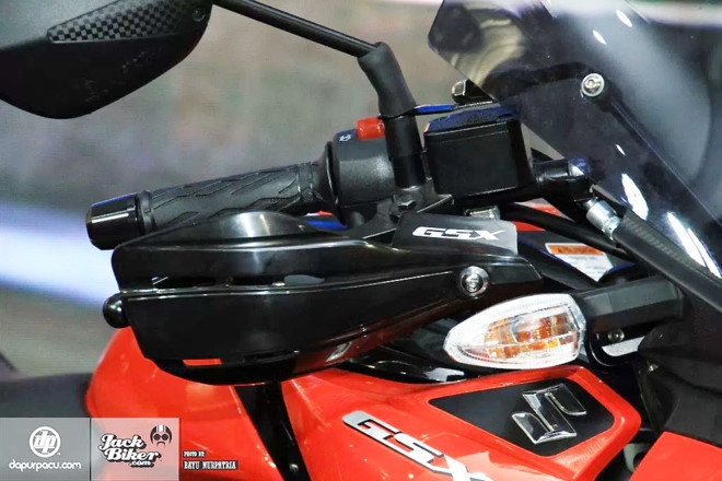 Suzuki GSX-S150 ban duong truong gia gan 1.900 USD o Indonesia hinh anh 5