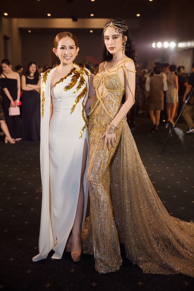 Angela Phuong Trinh, Toc Tien sexy tai buoi tiec Ai Cap hinh anh 2