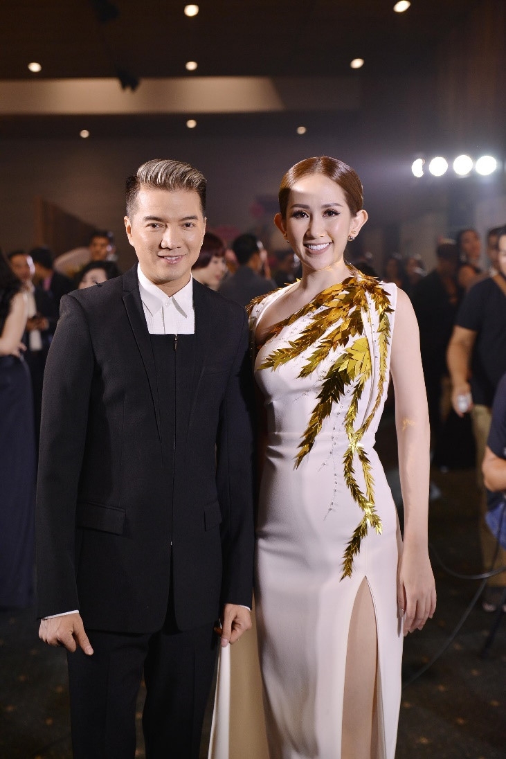 Angela Phuong Trinh, Toc Tien sexy tai buoi tiec Ai Cap hinh anh 9