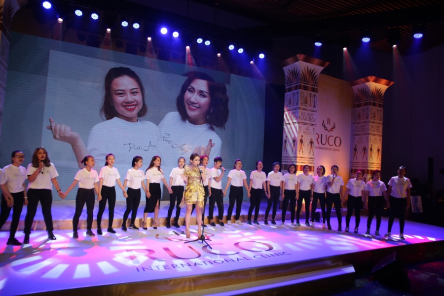 Angela Phuong Trinh, Toc Tien sexy tai buoi tiec Ai Cap hinh anh 10