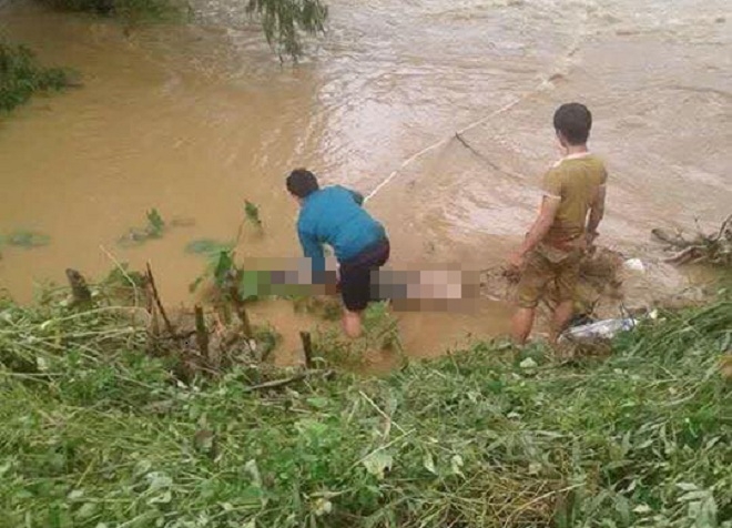 Kết quả hình ảnh cho Chạy nửa cây số theo thi thể nạn nhân bị lũ cuốn