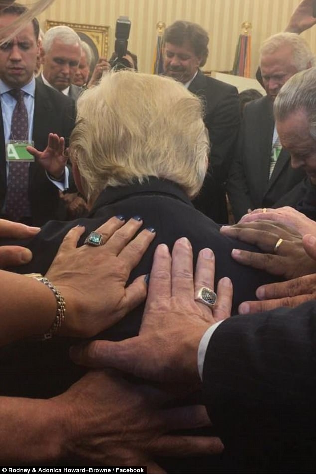 Bức ảnh các mục sư đặt tay lên lưng Tổng thống Trump cầu nguyện gây sốt (Ảnh: Facebook) 